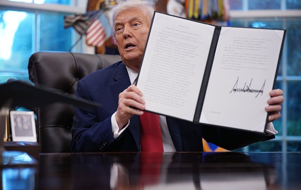 Трамп объявил новые пошлины на импорт лекарств, грузовиков и мебели