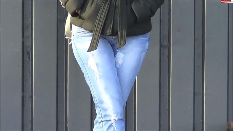 Lara-CumKitten - Helle Jeans an der Haltestelle eingepisst [FullHD 1080P]  (MyDirtyHobby)