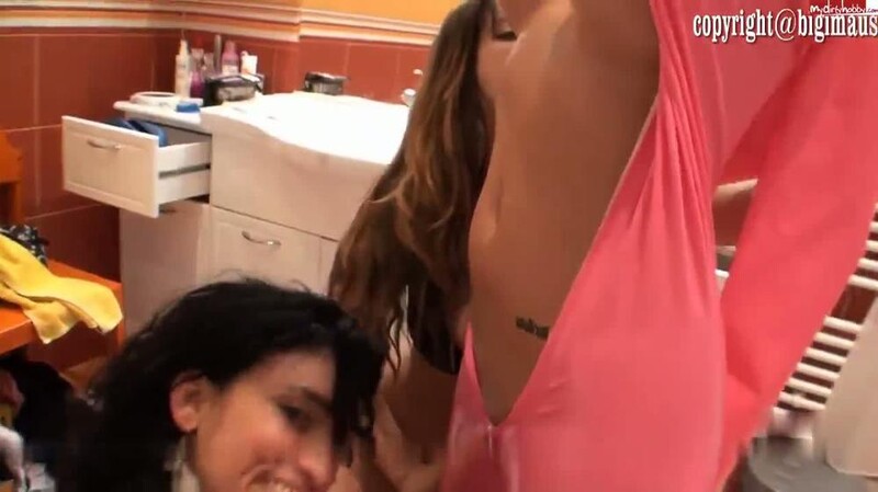 bigimaus - 2 Teeniegirls helfen mir in den Latexcatsuit [HD 720P]  (MyDirtyHobby)