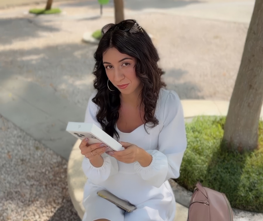 Katty West Beauty Agrees To Cumwalk For a New Iphone