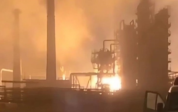 СМИ: Дроны "остановили" работу крупного НПЗ России