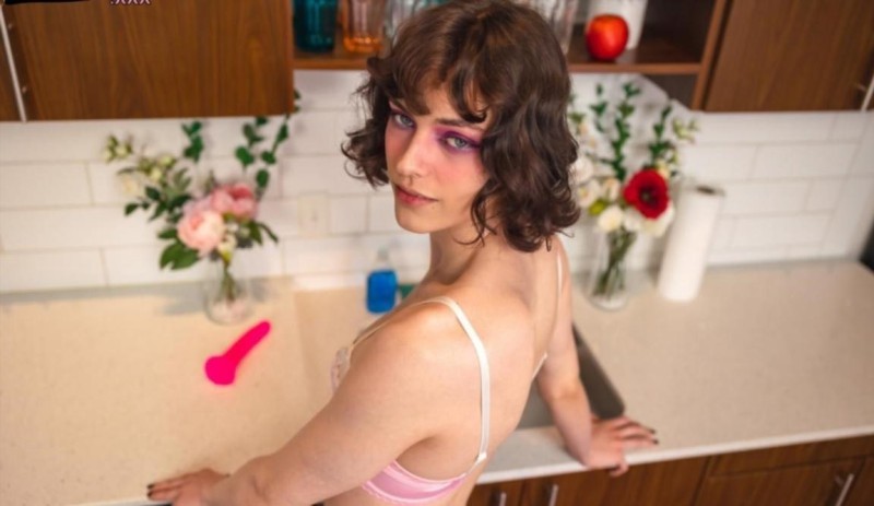 Zoie White - Zoie Heats Up the Kitchen - 1080p