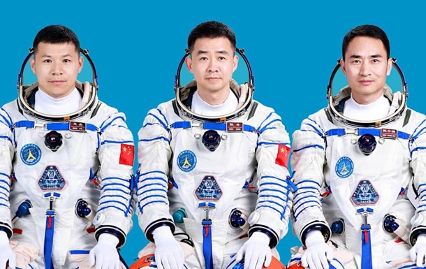 Китайские астронавты застряли на орбите после удара космического мусора