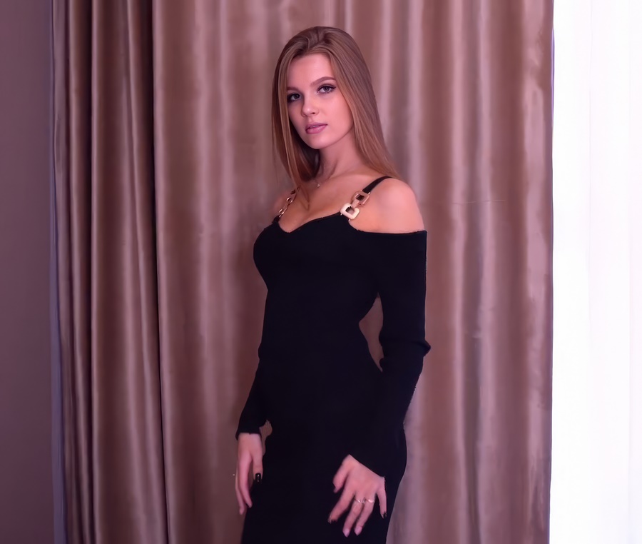 Ellie Moore Sex With A Young Elegant Girl In A Black Dress
