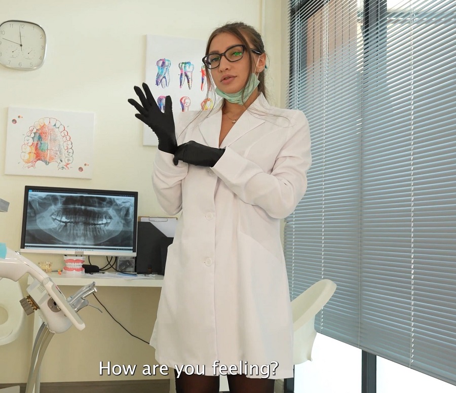 Секс с красивой женщиной дантистом в её кабинете Секс с красивой женщиной дантистом в её кабинете