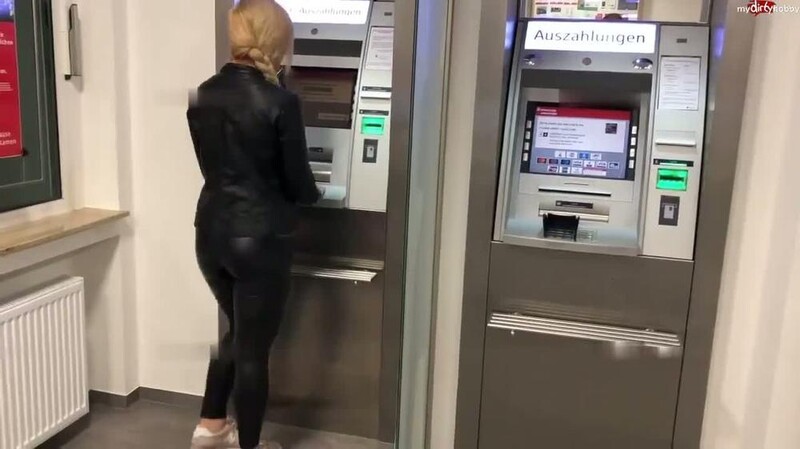 SteffiBlond - Öffentlich in die Bankfiliale gepisst - bis nach Hause schaffe ich e... [HD 720P]  (MyDirtyHobby)