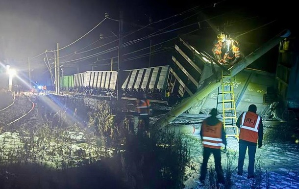 В России разрушено железнодорожное полотно после схода локомотива