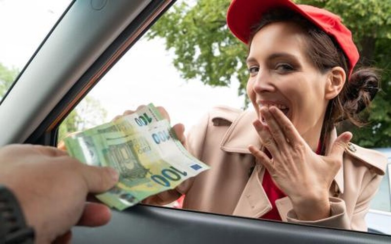 Mia Moone - Shy Waitress Needs More Than Tips [FullHD 1080P]  (PublicAgent)