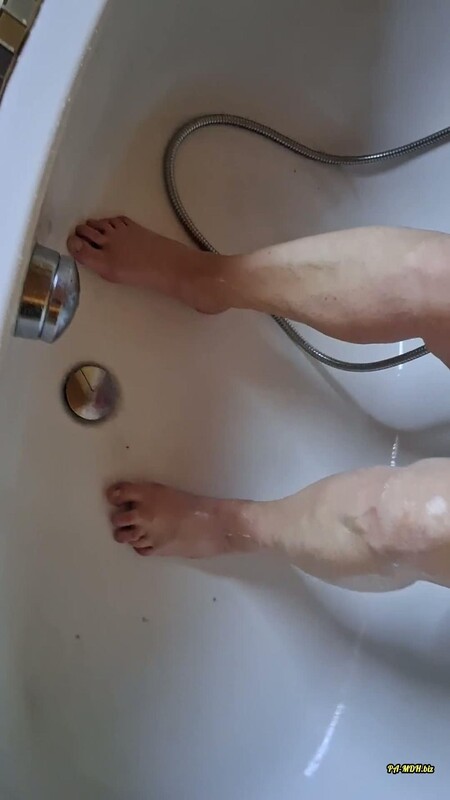 Hot-Pussy66 - Schmutzige füße in der Badewanne waschen [FullHD 1080P]  (MyDirtyHobby)