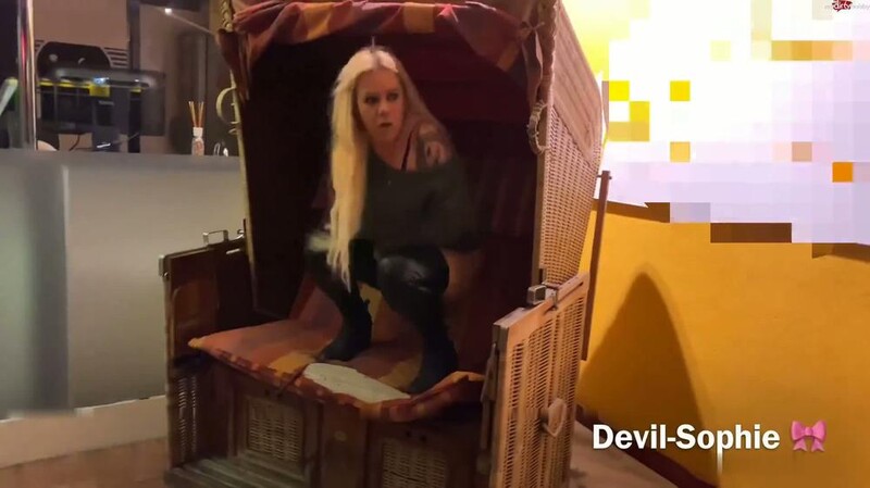 SteffiBlond - Strandkorb piss vor dem Solarium [FullHD 1080P]  (MyDirtyHobby)