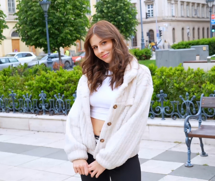 Красотка Amber Slassh впервые снимается в порно и очень нервничает Красотка Amber Slassh впервые снимается в порно и очень нервничает