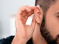 Безоплатні слухові апарати та звукові процесори: уряд розширив підтримку людей із порушеннями слуху