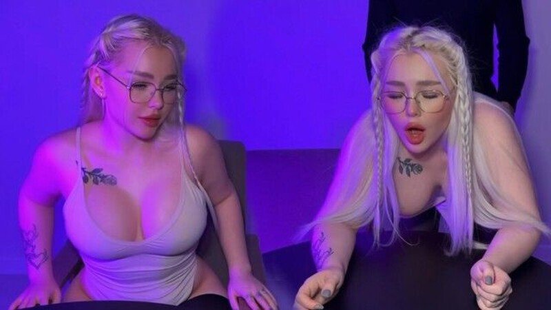 Blondessa - Blondessa stepsister left her camera on during her stream! I hope her parents don't find out 😬 [FullHD 1080P]