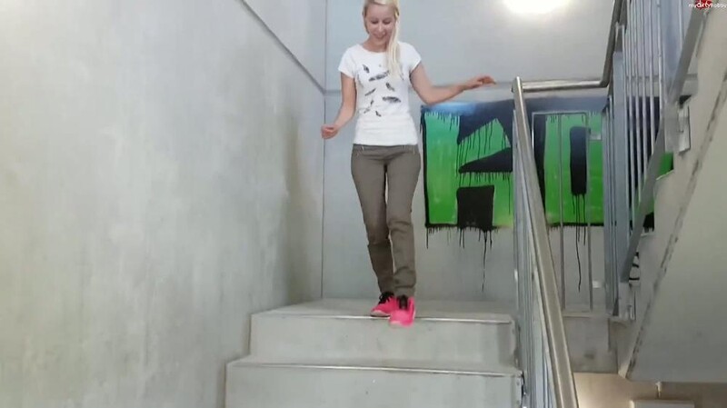 SexyJenJen - Parkhaus weitpissen [FullHD 1080P]  (MyDirtyHobby)