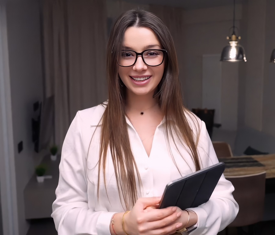 Julie Jess Can't Lower Price - Horny Realtor Offers Her Tight Holes Instead