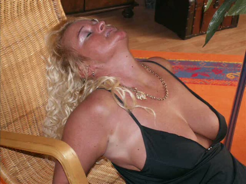 LuderChantal - Heiss auf den Tisch [HD 720P]  (MyDirtyHobby)