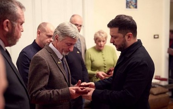 Зеленский вручил награды семьям погибших ирландских добровольцев