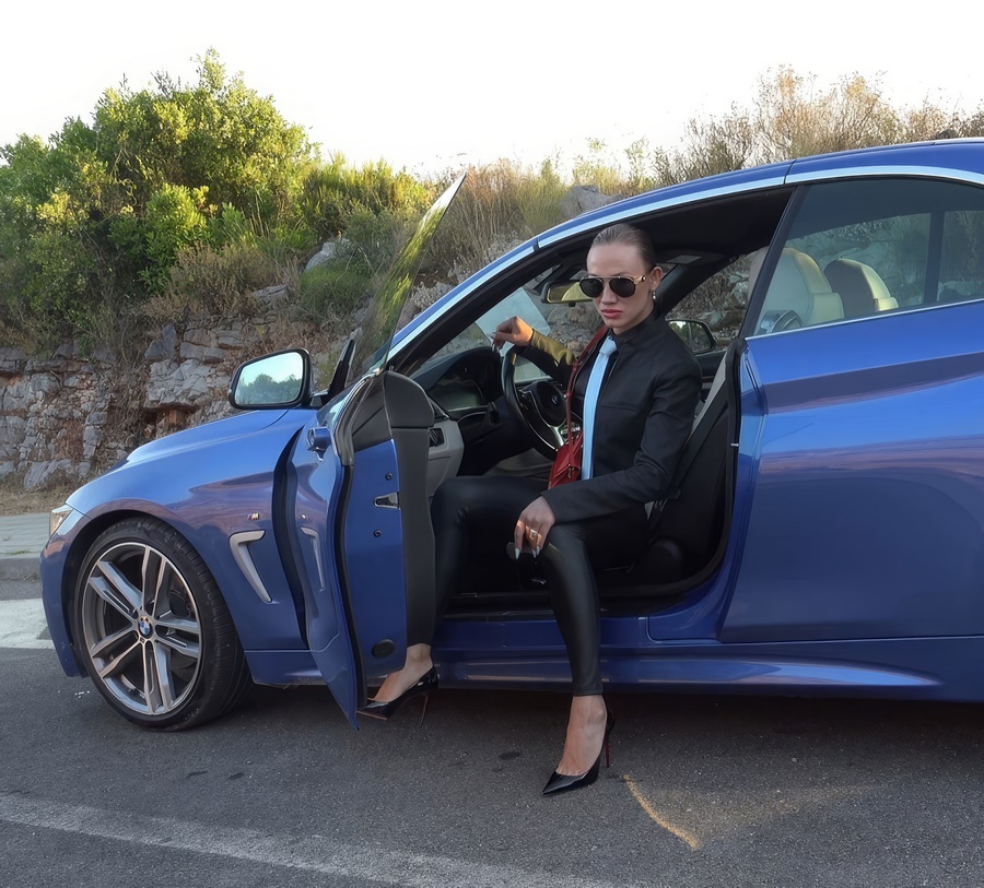 Angel Desert LadyBoss In Leather Pants Masturbate In the Car