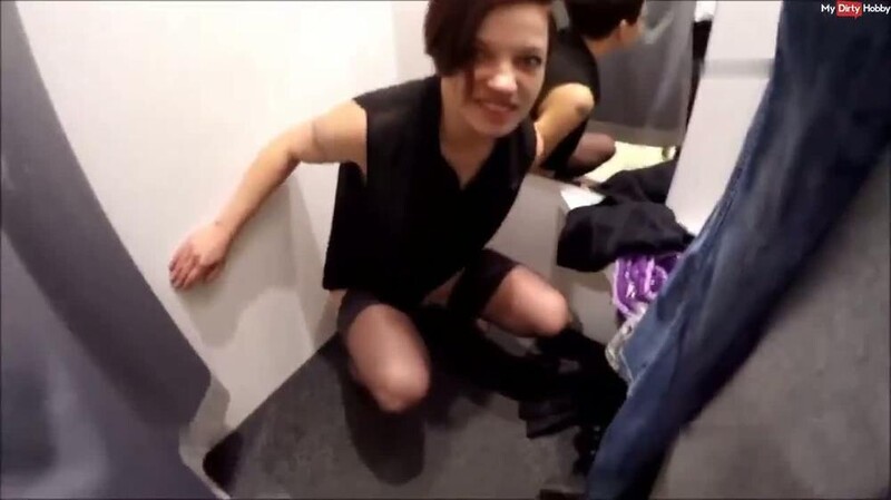 HornyRoxy - Pipi in der Umkleide - Die etwas andere Weihnachtsgeschichte [HD 720P]  (MyDirtyHobby)