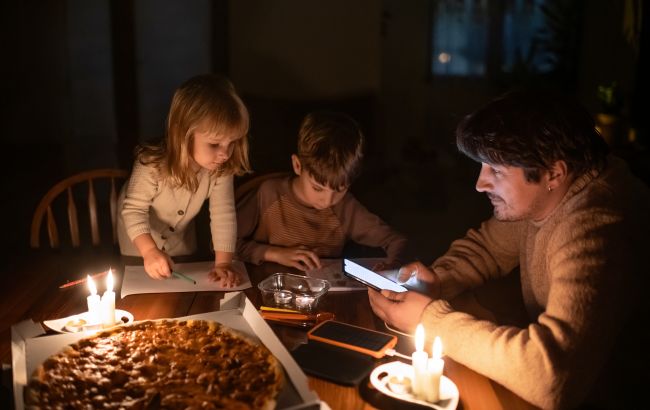 Света может не быть до трех раз в сутки: графики отключений в Киеве на 8 декабря