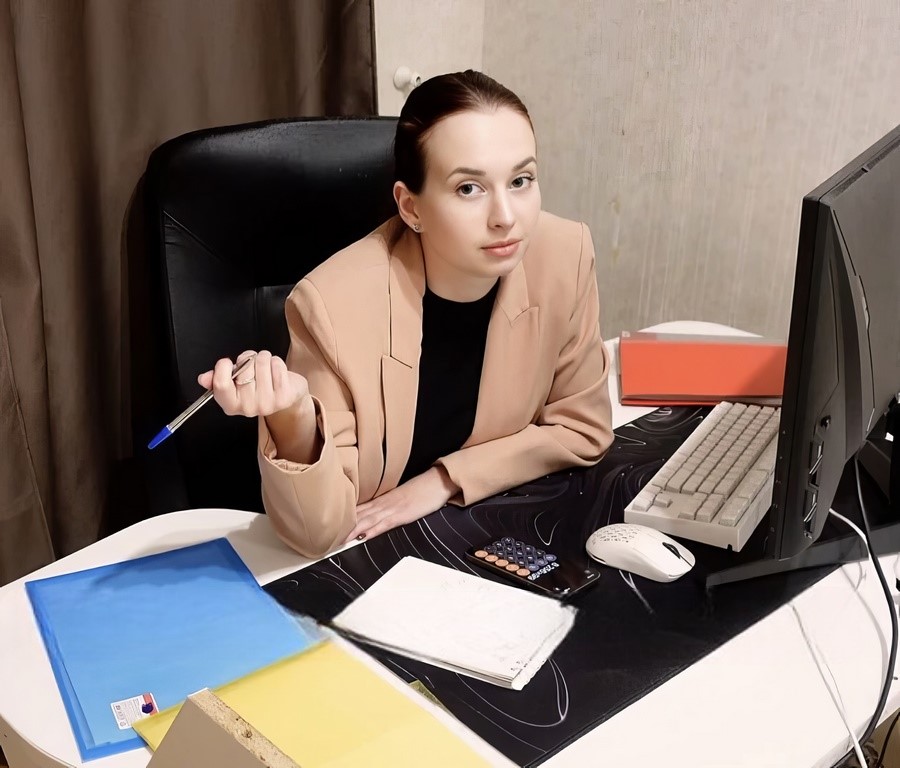 Начальник захотел трахнуть одну из своих подчиненых Начальник захотел трахнуть одну из своих подчиненых