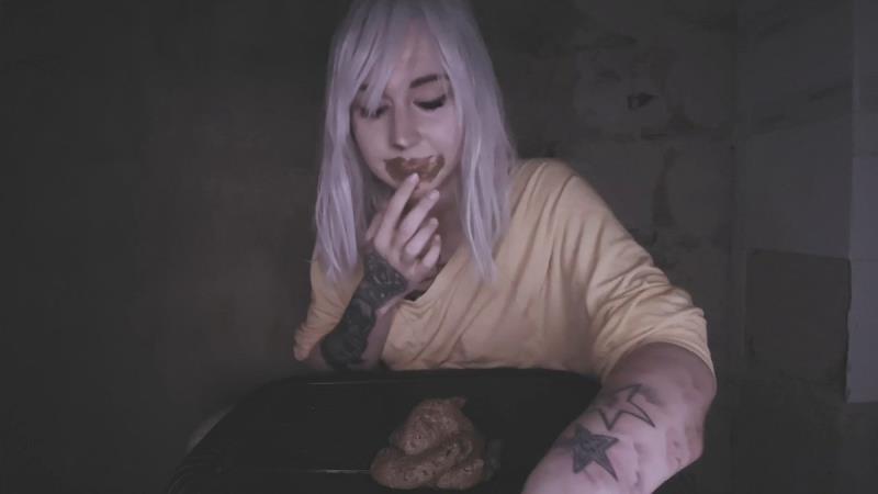 DirtyBetty – This ghoul dives into her stinky shit! [HD 1280P]