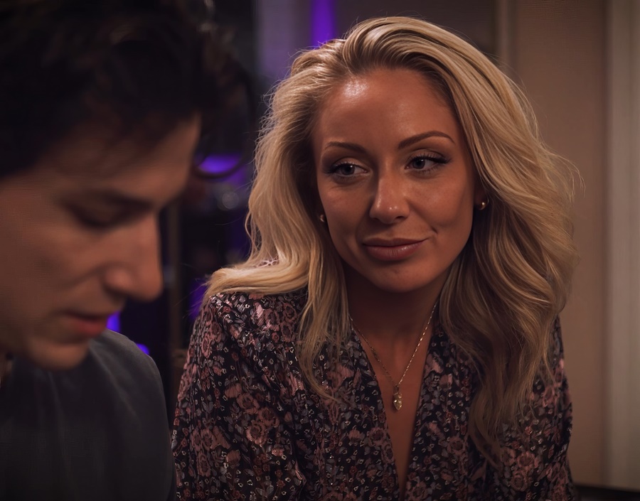 Ухоженная мачеха поднимает настроение пасынку своим сексуальным телом Ухоженная мачеха поднимает настроение пасынку своим сексуальным телом