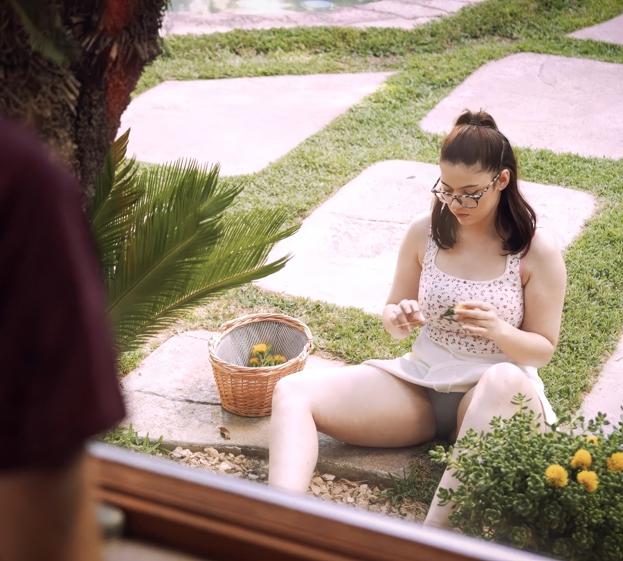 Старшая сводная сестренка манит своими трусиками Старшая сводная сестренка манит своими трусиками