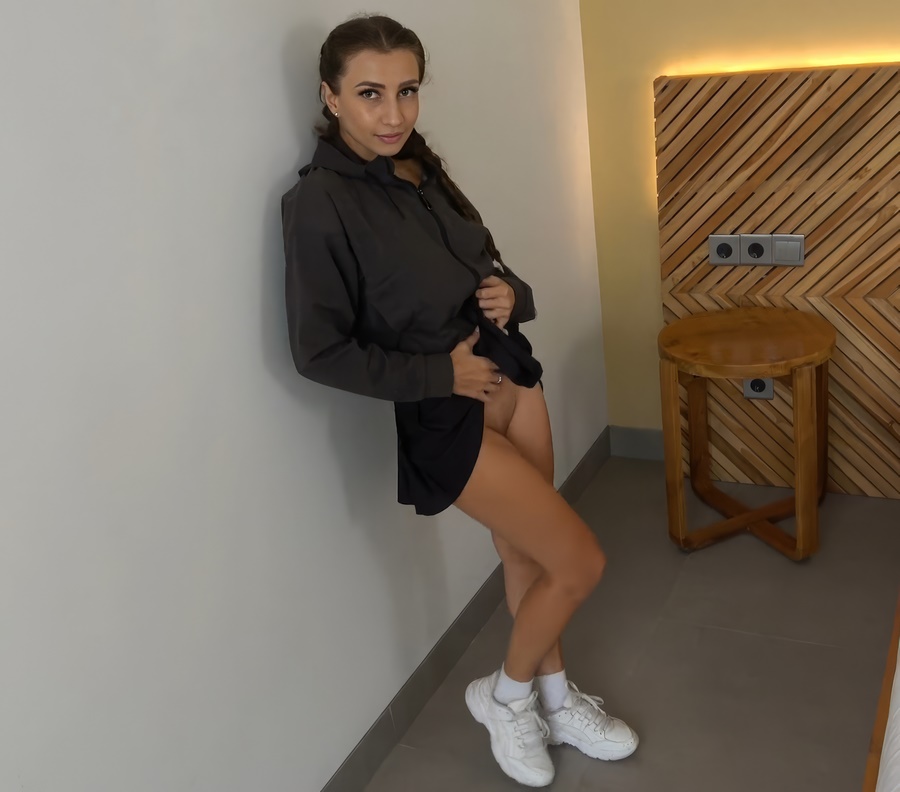 Студентка в мини-юбке демонстрирует свою бритую писечку Студентка в мини-юбке демонстрирует свою бритую писечку