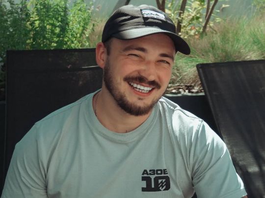 «Викидай крісло і вставай»: ветеран «Азову», що втратив ногу, ходить у гори, викладає йогу та катається на вейку