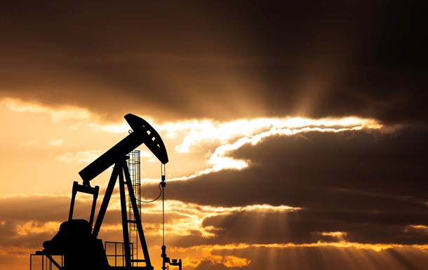 Цены на нефть начали расти после рекордного падения - СМИ