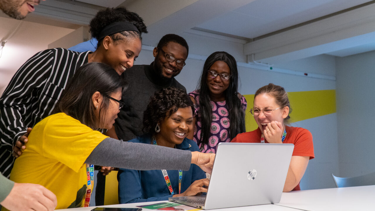 [Image: 353a37589f77a634803655938673c2da.jpg]