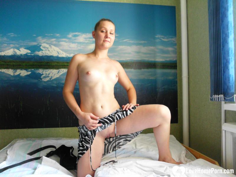 Kinky girlfriend wants attention with a solo session