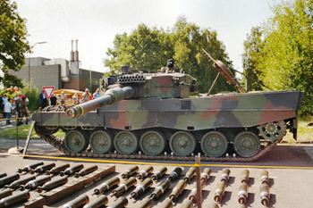 Leopard 2A4 with AGDUS Walk Around