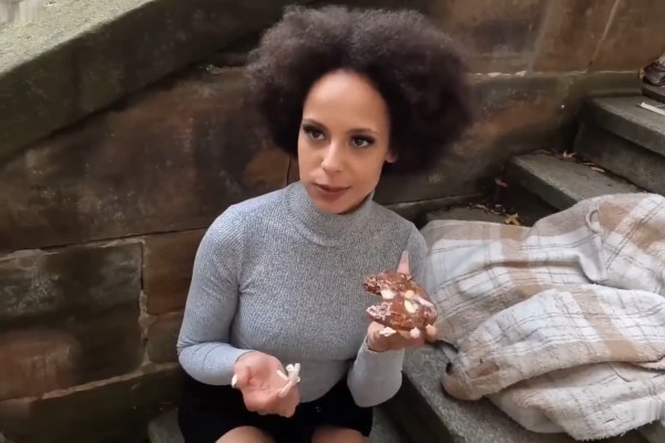 Немецкая мулатка жарко дала на ступеньках чужого дома Немецкая мулатка жарко дала на ступеньках чужого дома