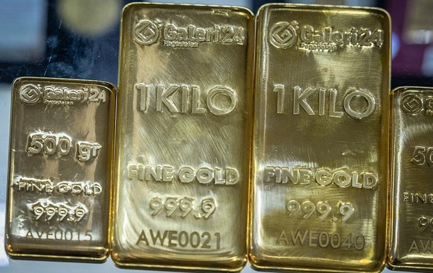 Цена золота рекордно выросла из-за слабого доллара