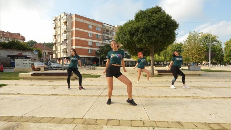 [Resim: fbc59b7c7561ed37a6a2d5c9eabb4ec4.jpg]